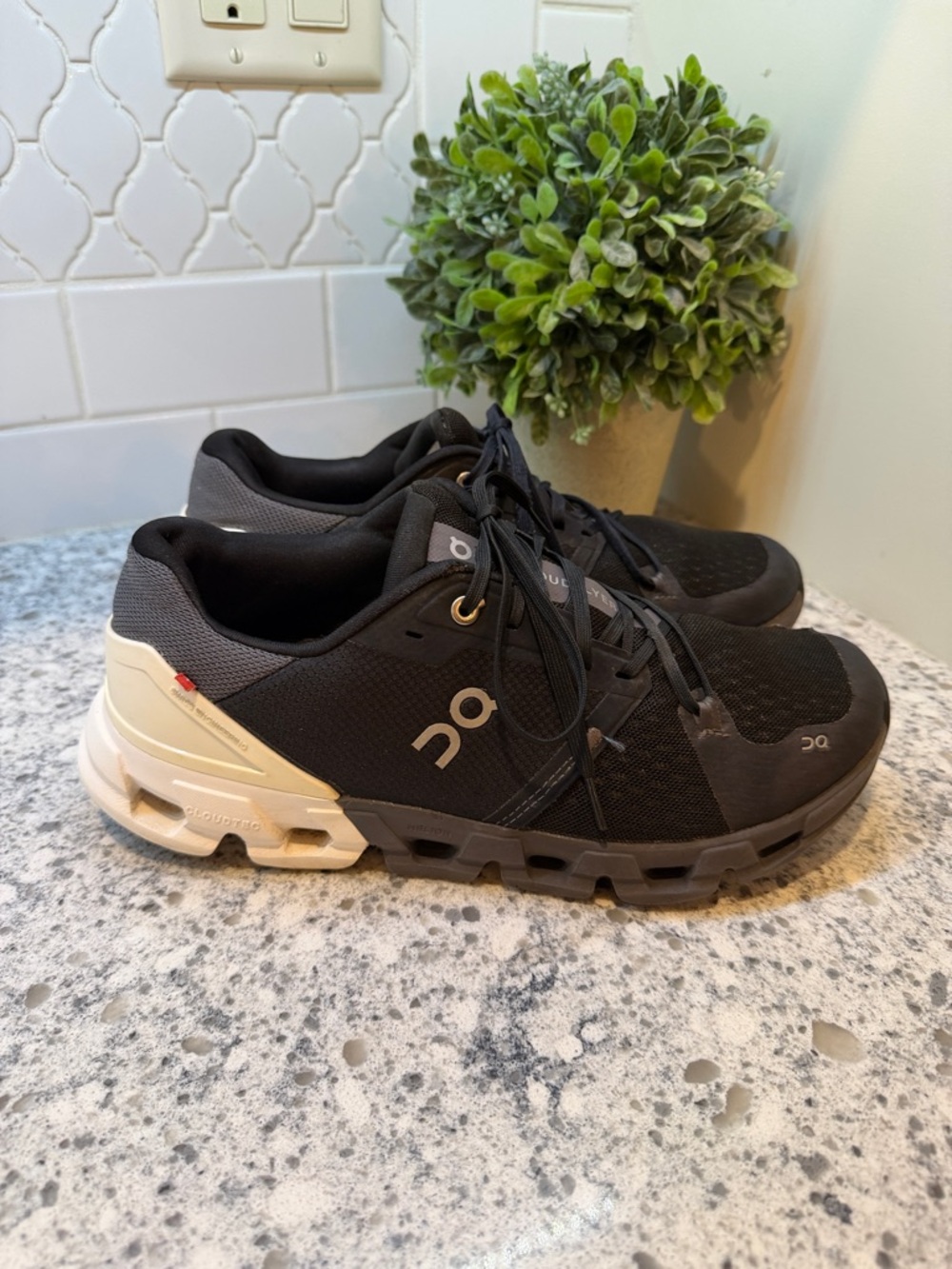 On Running Cloudflyer OnCloud mens running shoes size 9.5